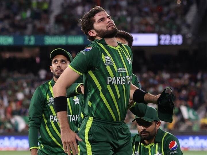 Shaheen Shah Afridi's right knee is in a brace and could miss home Test series against England and New Zealand T20 World Cup के फाइनल में फिर उभरी शाहीन अफरीदी के घुटने की चोट, जानिए कब तक रहेंगे मैदान से दूर