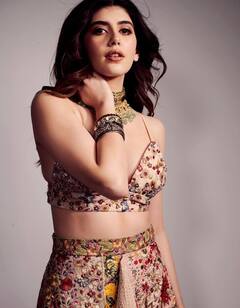 Wedding Outfit: शादी में होना है थोड़ा हटके तैयार, तो संजना सांघी के इन लहंगों पर डालें नजर