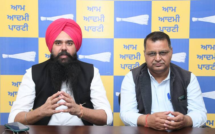 Badal and Congress Government issued weapon licenses recklessly, which promoted Gun Culture : Malvinder Kang ਬਾਦਲ ਤੇ ਕਾਂਗਰਸ ਸਰਕਾਰ ਨੇ ਵੱਡੀ ਗਿਣਤੀ 'ਚ ਵੰਡੇ ਬੇਲੋੜੇ ਲਾਇਸੈਂਸ, ਗੰਨ ਕਲਚਰ ਨੂੰ ਕੀਤਾ ਉਤਸ਼ਾਹਿਤ: 'ਆਪ' ਦਾ ਇਲਜ਼ਾਮ