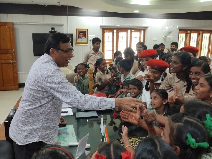 Salem District Collector interacted with children at the Collectorate on the occasion of Children's Day TNN சாக்லேட் கொடுத்து குழந்தைகளுடன் கலந்துரையாடிய சேலம் ஆட்சியர்