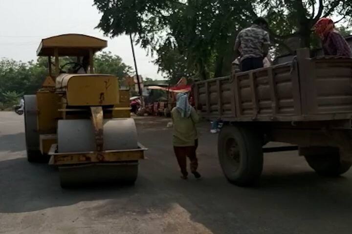 Nandurbar News Due to Girish Mahajans visit the potholes in the Taloda began to be filled Nandurbar News : वर्षभरापासून खड्ड्यांमुळे नागरिक हैराण, मात्र गिरीश महाजन यांच्या दौऱ्यामुळे तळोद्यातील खड्डे भरण्यास सुरुवात