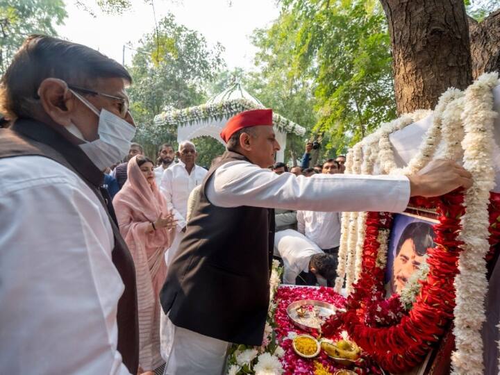 धर्मेंद्र यादव, अखिलेश यादव, तेज प्रताप सिंह यादव के साथ आदित्य यादव की तस्वीरें भी सामने आई.