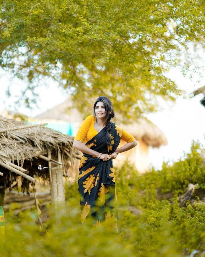 చీరను దోపుకుని ఇంటి పనులు చేసింది. Photo Credit: Varsha/Instagram