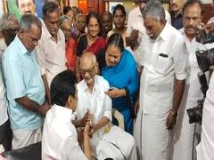தாய் மாமாவின் பிறந்தநாள்; காலில் விழுந்து ஆசி பெற்ற முதல்வர் ஸ்டாலின்..!