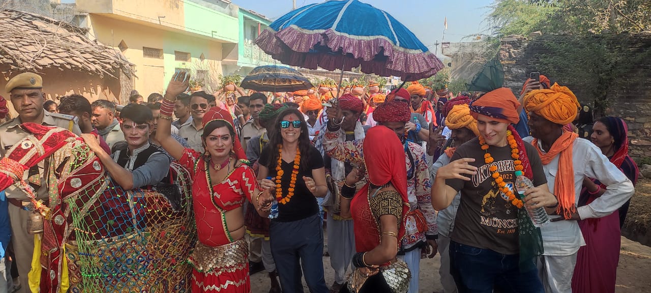 Bundi Festival 2022: विदेशी पर्यटकों ने उठाया विलेज सफारी का आनंद, बनाए मिट्टी के बर्तन, देखते ही बनी खुशी