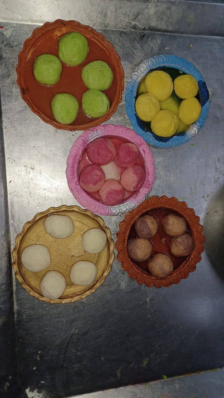 ১৪ নভেম্বর-ই যে রসগোল্লা দিবস। হ্যাঁ, পশ্চিমবঙ্গ সরকারের ঘোষণা অনুযায়ী এই দিনেই পালিত হয় রসগোল্লা দিবস।