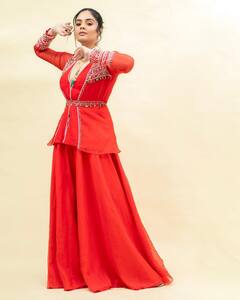 Sree Mukhi: ఎర్రగులాబీని గుర్తుకు తెస్తున్న శ్రీముఖి