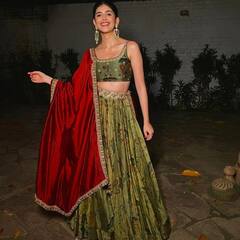 Wedding Outfit: शादी में होना है थोड़ा हटके तैयार, तो संजना सांघी के इन लहंगों पर डालें नजर