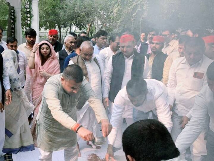 रणधीर सिंह यादव की पुण्यतिथि पर सैफई में शांति हवन का आयोजन किया गया.