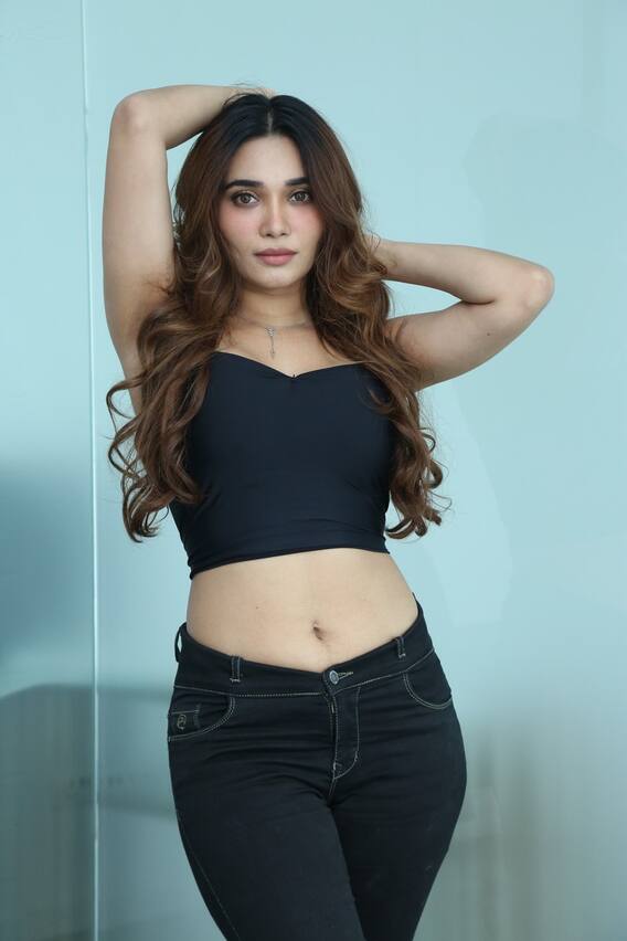 Jennifer Emmanuel: పాల మీగడలా మెరిసిపోతున్న ముంబై ముద్దుగుమ్మ