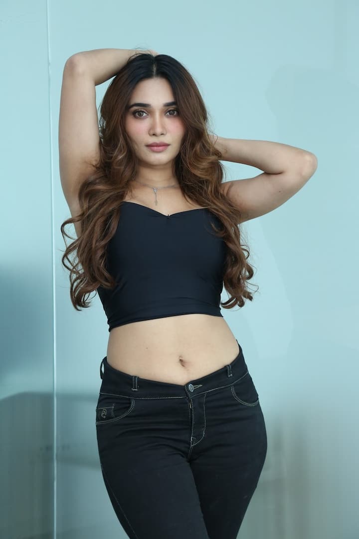 కథ డిమాండ్ చేయడంతో బికినీ వేసుకున్నట్లు జెన్నీ చెప్పింది.