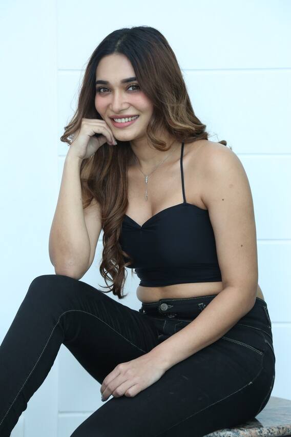 Jennifer Emmanuel: పాల మీగడలా మెరిసిపోతున్న ముంబై ముద్దుగుమ్మ