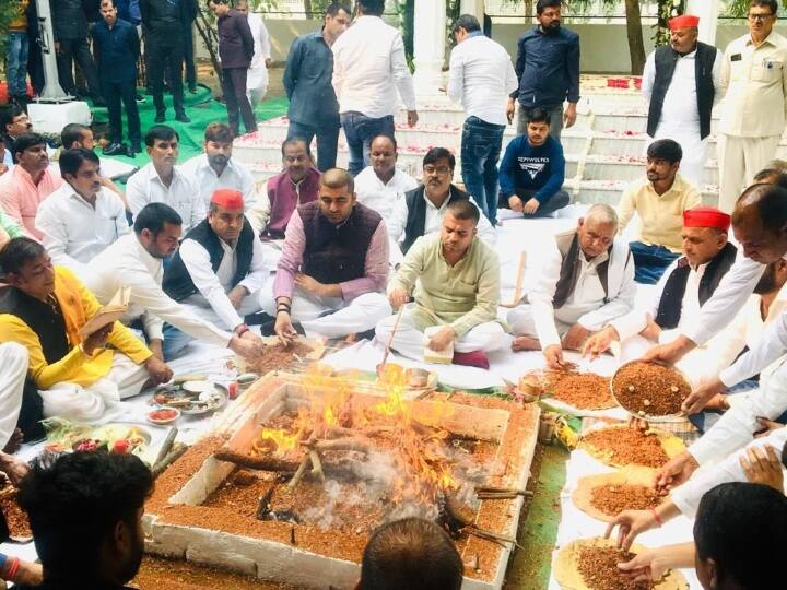 शांति हवन के दौरान फिर से पूरा यादव कुनबा एक साथ दिखा. जिसकी तस्वीरें भी सामने आई हैं.