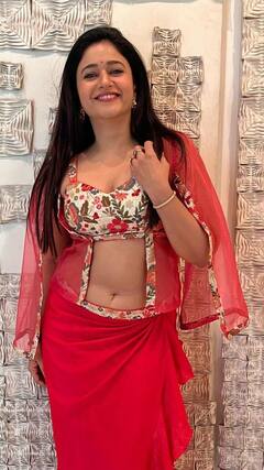 புதுவித உடையில் போஸ் கொடுக்கும் பூனம் பஜ்வா!