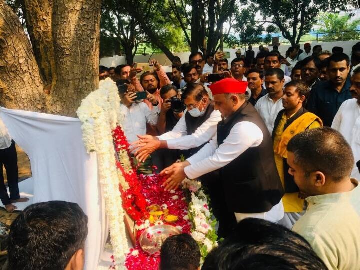 हालांकि शिवपाल सिंह यादव इस शांति हवन में नहीं पहुंचे थे, वे गाजियाबाद में एक कार्यक्रम में गए हुए थे.