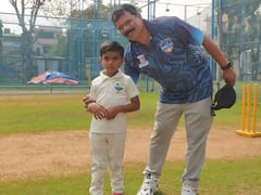 Photo: प्रशिक्षक दिनेश लाड देणार करमाळातील सात वर्षाच्या चिमुकल्याला क्रिकेटचे धडे