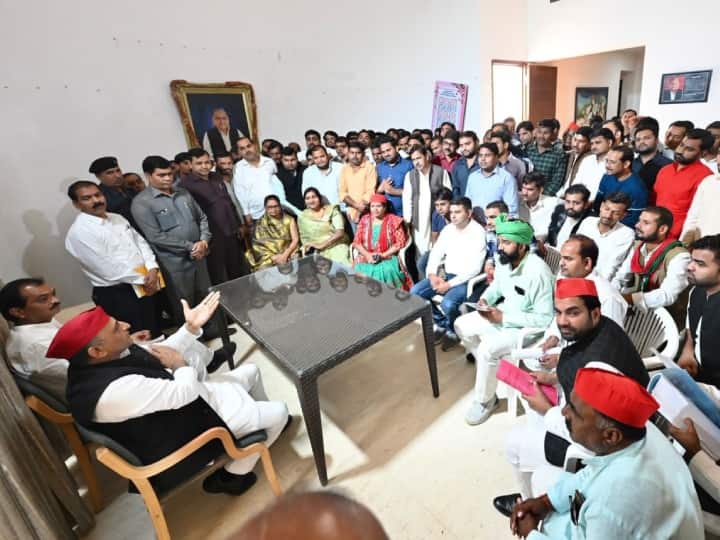 डिंपल यादव सोमवार को मैनपुरी में नामांकन भी करेंगी. लेकिन अभी तक शिवपाल सिंह यादव ने अपना पत्ता साफ नहीं किया है.