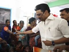 மழையால் பாதிக்கப்பட்டவர்களுக்கு ஓடி ஓடி உதவி செய்யும் முதல்வர்..வைரலாகும் புகைப்படங்கள்!