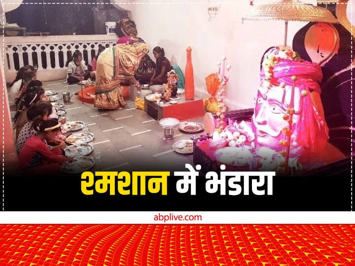 Indore Bhandara in Shamshan ghat on Bhairava Ashtami Know Unique Hindu Ritual ANN Indore News: यहां होता है अनोखा भंडारा, सूर्यास्त के बाद जलती चिताओं के बीच लोग ग्रहण करते हैं भोजन, जानें क्या है परंपरा