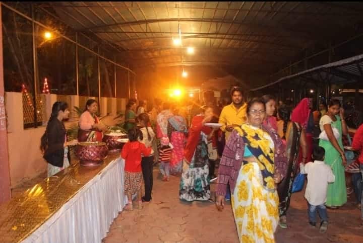 मुक्तिधाम में छोटे बच्चों से लेकर वयोवृद्ध तक जलती चिताओं के बीच भोजन प्रसादी ग्रहण करने भारी संख्या में आते हैं. आयोजन प्रबंधन समिति के अगुआ दिलीप माने का कहना है कि बीते दो वर्ष के कोरोना काल में एहतियातन 5 हजार प्रसादी पैकेट तैयार कर पंजीकृत श्रद्धालुओं के घर तक पहुंचाए जा रहे थे.