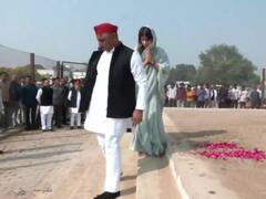 Mainpuri By-election 2022: नामांकन से पहले नेताजी को डिंपल यादव ने किया नमन, तस्वीरों में अखिलेश यादव भी दिखे साथ