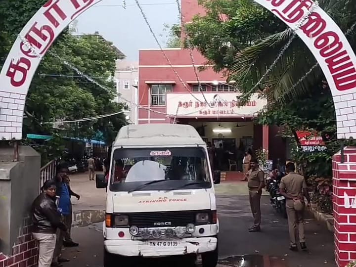 Crime: கரூரில் இளைஞரிடம் வழிப்பறி செய்த 4 திருநங்கைகள் கைது