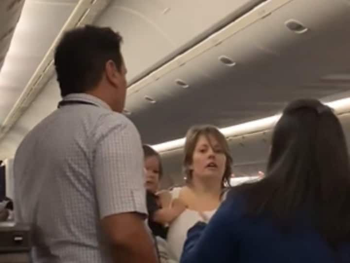 Viral Video Passenger flight attendant clash at United Airlines FBI launches investigation Viral Video: यूनाइटेड एयरलाइंस में यात्री-फ्लाइट अटेंडेंट के बीच हुई कहासुनी, FBI ने जांच शुरू की...