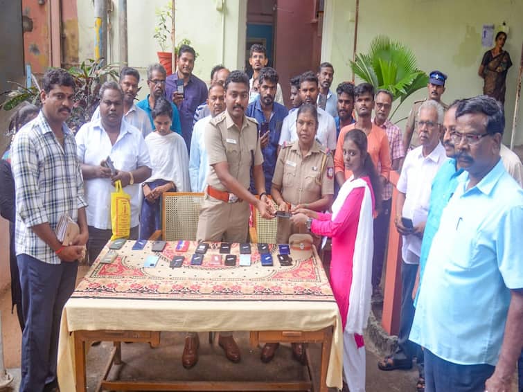 Thanjavur Police handed over the cell phones that has been stolen for over one year கடந்த ஓராண்டு திருட்டு போன 50 செல்போன்கள்; உரிமையாளர்களிடம் ஒப்படைப்பு