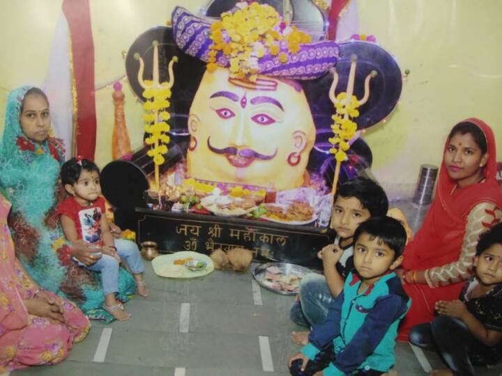 श्रद्धालु मुक्तिधाम में विराजित आराध्य का जन्मोत्सव बड़े धूमधाम से मनाते हैं और 56 भोग अर्पित कर जलती चिताओं के बीच सुंदरकांड, भजन-कीर्तन भी करते हैं. तीन दिवसीय उत्सव इंदौर के रामबाग स्थित मुक्तिधाम में हर वर्ष भैरव अष्टमी को मनाया जाता है.