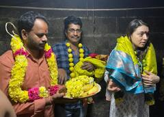 Hansika Motwani Pics: शादी की खबरों के बीच चेन्नई के इस मंदिर पहुंचीं हंसिका मोटवानी, क्या जल्द बजेगी शहनाइयां?