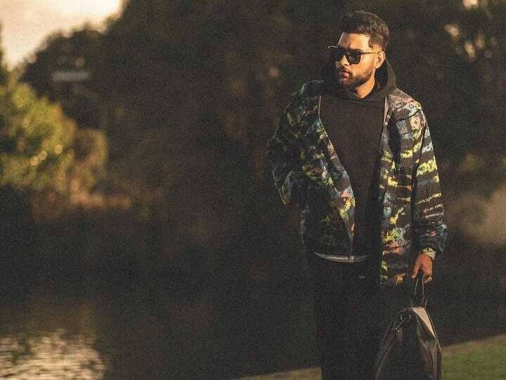 ਪੰਜਾਬੀ ਇੰਡਸਟਰੀ ਦੇ ਟੌਪ ਗਾਇਕ ਕਰਨ ਔਜਲਾ ਵੀ ਗੰਨ ਕਲਚਰ ਪ੍ਰਮੋਟ ਕਰਨ ‘ਚ ਕੋਈ ਕਸਰ ਨਹੀਂ ਛੱਡਦੇ। ‘ਚਿੱਟਾ ਕੁੜਤਾ’, ‘ਗੈਂਗਸਟਾ’, ‘ਡੋਂਟ ਲੁੱਕ’ ਵਰਗੇ ਗਾਣਿਆਂ ‘ਚ ਗੰਨ ਕਲਚਰ ਤੇ ਖੂਬ ਖਰਾਬਾ ਤੇ ਗੁੰਡੇ ਬਦਮਾਸ਼ੀ ਨੂੰ ਪ੍ਰਮੋਟ ਕਰਦੇ ਨਜ਼ਰ ਆਉਂਦੇ ਹਨ।