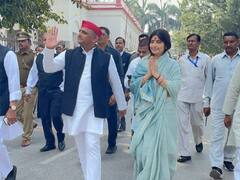 In Pics: डिंपल यादव के नामांकन के दौरान एकजुट दिखा पूरा यादव परिवार, देखिए तस्वीरें