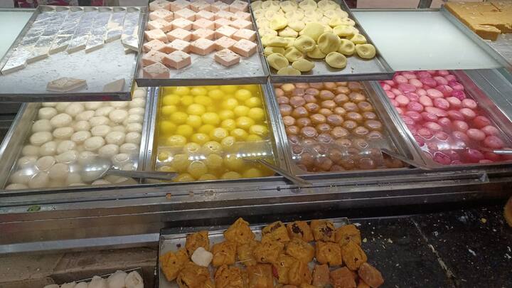 এবারে রসগোল্লা দিবস পালন পা দিল পাঁচ বছরে। তাই পাঁচ-রকমের রসগোল্লা সাজিয়ে পসরা সাজায় অনেক দোকান।