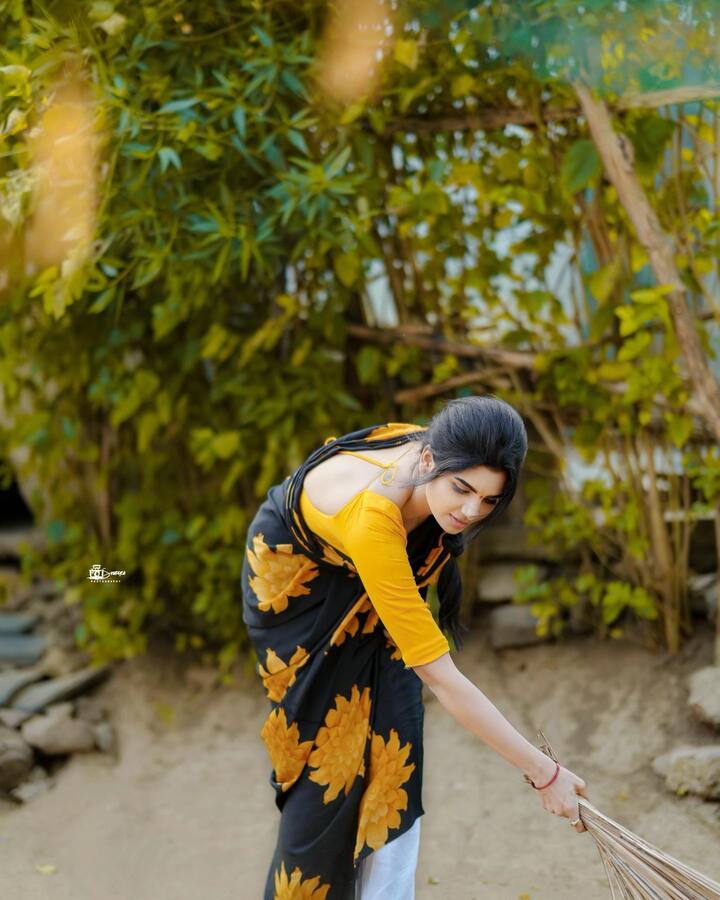 చీపురు చేత పట్టి వాకిలి ఊడ్చింది. Photo Credit: Varsha/Instagram