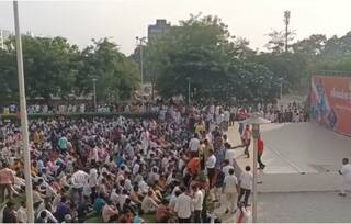 Gujarat Election: ટિકિટને લઈને બીજેપીમાં બબાલ, હજારોની સંખ્યામાં કાર્યકરો કમલમ પહોંચતા દરવાજો બંધ કરવાની પડી ફરજ