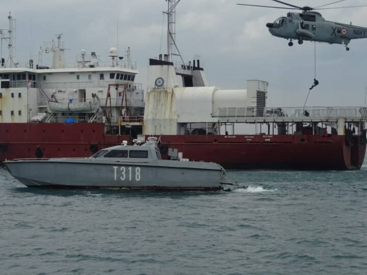 प्रवक्ता कमांडर विवेक मधवाल ने कहा कि नौसेना के य़ुद्धपोत, कोस्टगार्ड की फास्ट पैट्रोल बोट्स और हेलीकॉप्टर सहित तटों की सुरक्षा में तैनात सीआईएसएफ, कस्टम विभाग, मरीन पुलिस शामिल होंगी.