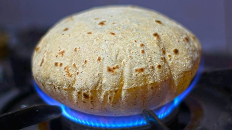 Smart Cooking Hacks: With this easy cooking hack you will be able to make round and fluffy rotis, relatives will also become fans Smart Cooking Hacks : ਇਸ ਆਸਾਨ ਕੁਕਿੰਗ ਹੈਕ ਨਾਲ ਤੁਸੀਂ ਬਣਾ ਸਕੋਗੇ ਗੋਲ ਅਤੇ ਫੁੱਲੀਆਂ ਰੋਟੀਆਂ, ਰਿਸ਼ਤੇਦਾਰ ਵੀ ਬਣ ਜਾਣਗੇ ਪ੍ਰਸ਼ੰਸਕ