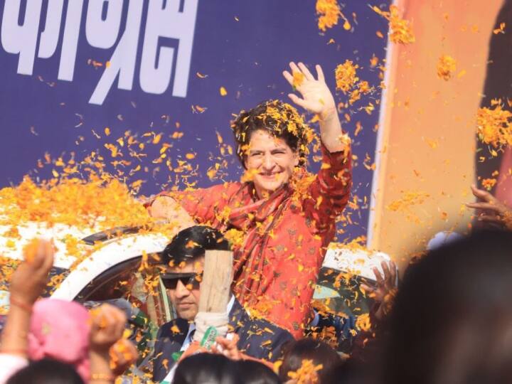 कांग्रेस महासचिव प्रियंका गांधी ने पंडित नेहरू की जयंति के अवसर पर एक वीडियो ट्विटर पर एक वीडियो शेयर कर उन्हें श्रद्धांजलि दी. प्रियंका ने वीडियो के कैप्शन में लिखा, 'हमें ऐसे आजाद महान भारत का निर्माण करना है, जहां उनके सारे बच्चे रह सकें.'