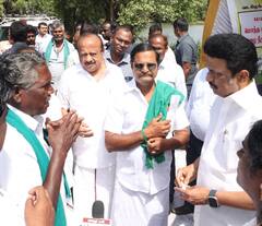 மழையால் பாதிக்கப்பட்டவர்களுக்கு ஓடி ஓடி உதவி செய்யும் முதல்வர்..வைரலாகும் புகைப்படங்கள்!