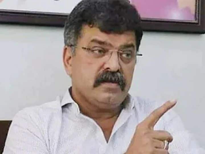 Maharashtra NCP Political Crisis Jitendra Awhad opposition leader of maharashtra vidhan sabha ajit pawar अजित पवारांनी बंड केल्यानंतर जितेंद्र आव्हाडांना शरद पवारांनी दिली मोठी जबाबदारी, प्रतोद आणि विरोधीपक्षनेतेपद आव्हाडांकडे