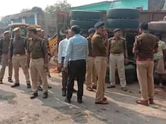 सड़क किनारे नल से पानी भर रहे लोगों पर पलटी तेज रफ्तार ट्रक, एक मासूम की मौत, कई घायल