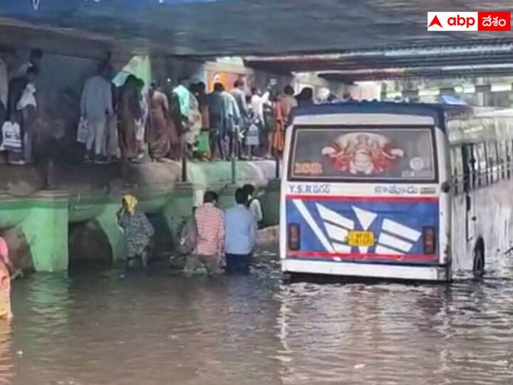 Heavy rains are lashing Nellore districts DNN Nellore heavy rains: నెల్లూరులో కుంభవృష్టి-  బయటకు వెళ్లాలంటే సాహసం చేయాల్సిన పరిస్థితి