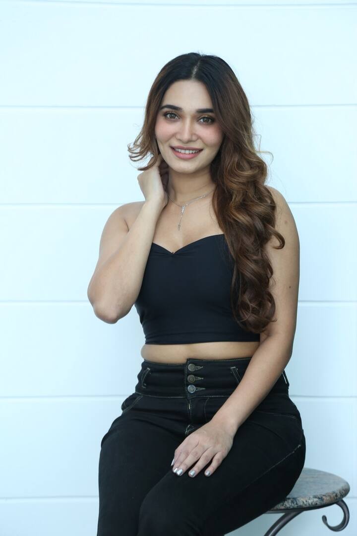 వాస్తవానికి ఈ ముద్దుగుమ్మకు తెలుగులో ‘బాయ్‌స్ విల్ బీ బాయ్‌స్’ మూవీలో అవకాశం వచ్చింది.