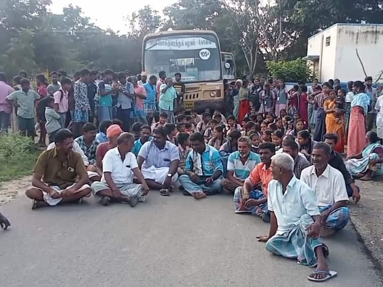 Coimbatore: Public protests in Coimbatore by imprisoning a bus TNN கோவையில் பேருந்தை சிறை பிடித்து மக்கள் போராட்டம் ; உரிய நேரத்திற்கு பேருந்துகளை இயக்க கோரிக்கை