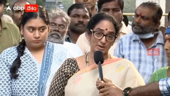 Krishnam Raju Wife Pay Tribute To Super Star Krishna| కృష్ణ భౌతికకాయానికి శ్యామలా దేవి నివాళులు| ABP