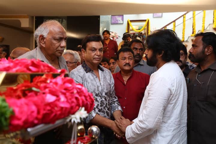 పవర్ స్టార్ పవన్ కల్యాణ్  కృష్ణ భౌతికకాయానికి  నివాళి అర్పించారు