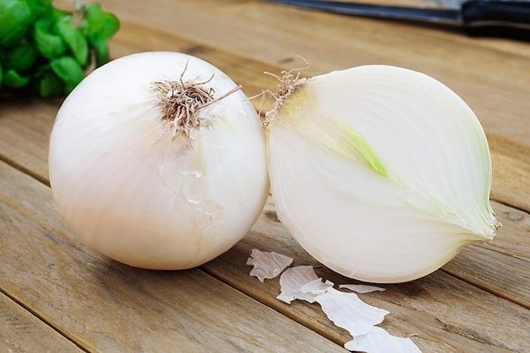 Benefit of eating white onion Health Tips: શિયાળામાં  સફેદ ડુંગળી, તેના ખાવાના છે આ ગજબ ફાયદા, આ જીવલેણ રોગનું ટાળે છે જોખમ