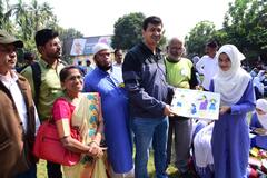 PHOTO: औरंगाबादच्या सिद्धार्थ उद्यानाच्या हिरवळीवर मुलांनी साकारला 'निसर्ग'