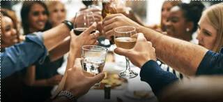 ਜਦੋਂ ਸ਼ਰਾਬ ਪੀਂਦੇ ਹਾਂ ਤਾਂ ਗਿਲਾਸ ਟਕਰਾ ਕੇ ਕਿਉਂ ਬੋਲਦੇ ਚੀਅਰਸ... ਜਾਣੋ ਇਹਦਾ ਮਤਲਬ