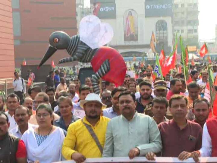 ব্যারিকেড ভাঙতে না পেরে তার সামনেই বসে পড়ে বিক্ষোভ দেখান বিজেপির যুব মোর্চার কর্মীরা।